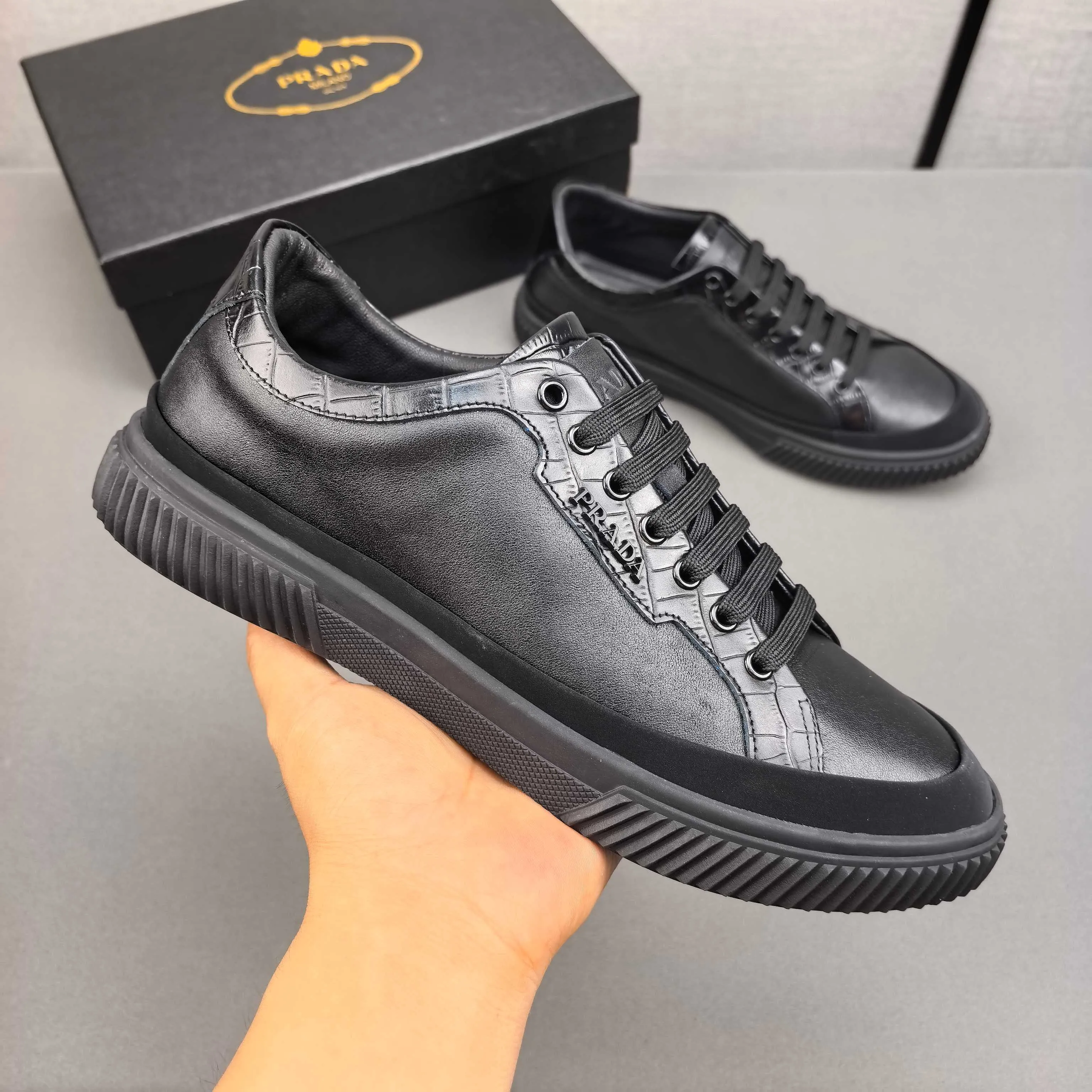 PP400👟👟👟Prada set off the audience! Prada, an international brand that is constantly innovating, this men's casual shoe, the original version, made of cowhide leather at a ratio of one to one at the store, with leather feet and rubber non-slip outsole, breathable and comfortable, quality speaks for itself👄38-44
